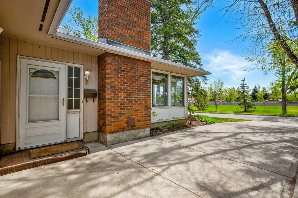 624 Willacy Drive SE Calgary AB T2J 2C9