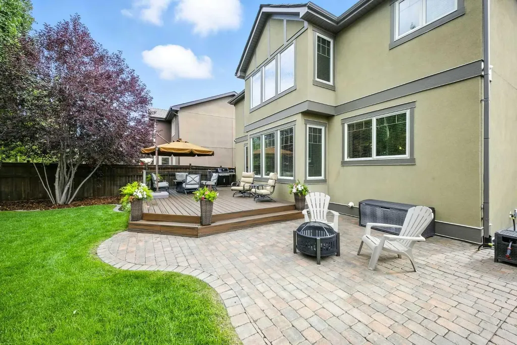 214 Aspen Glen Place SW Calgary AB T3H 0E8