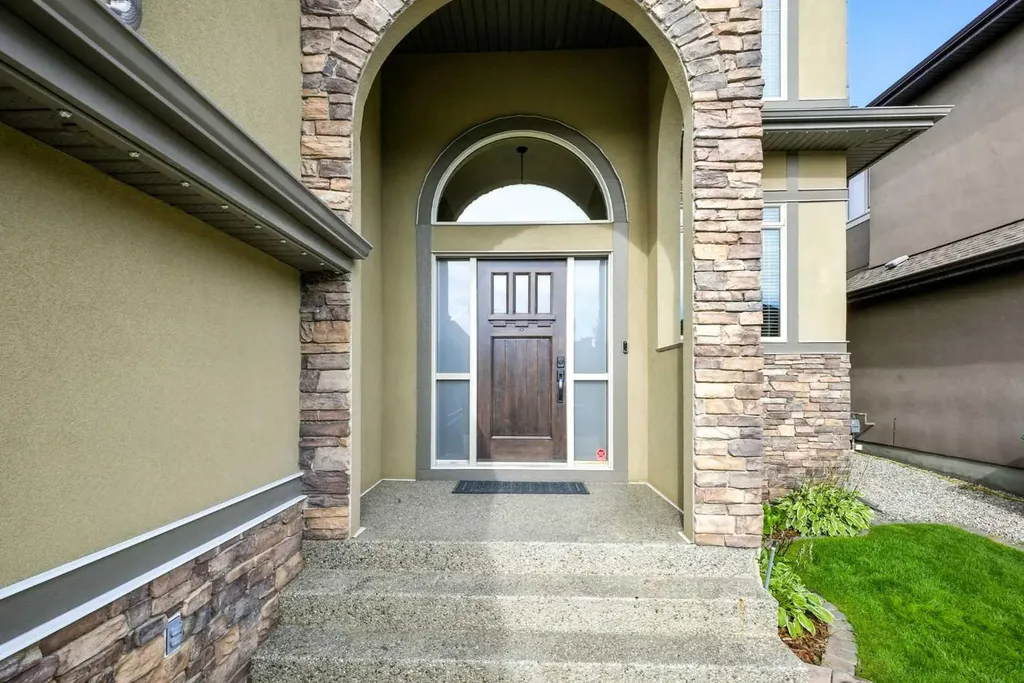 214 Aspen Glen Place SW Calgary AB T3H 0E8