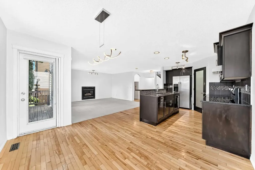 6 Cougarstone Crescent SW Calgary AB T3H 4Z3