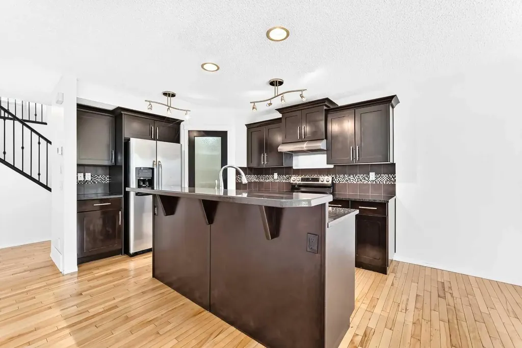6 Cougarstone Crescent SW Calgary AB T3H 4Z3