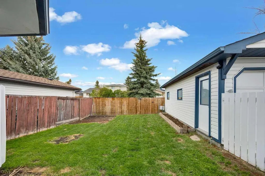 22 Sandstone Crescent SE Airdrie AB T4B 1T5