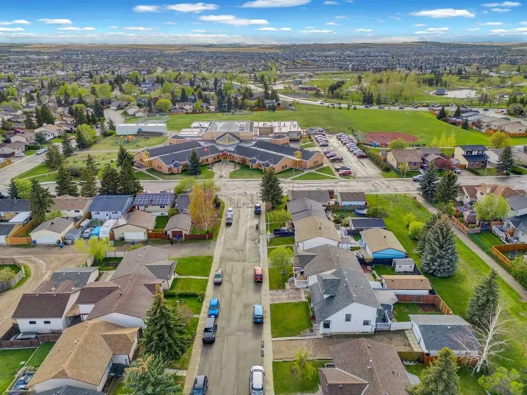 22 Sandstone Crescent SE Airdrie AB T4B 1T5