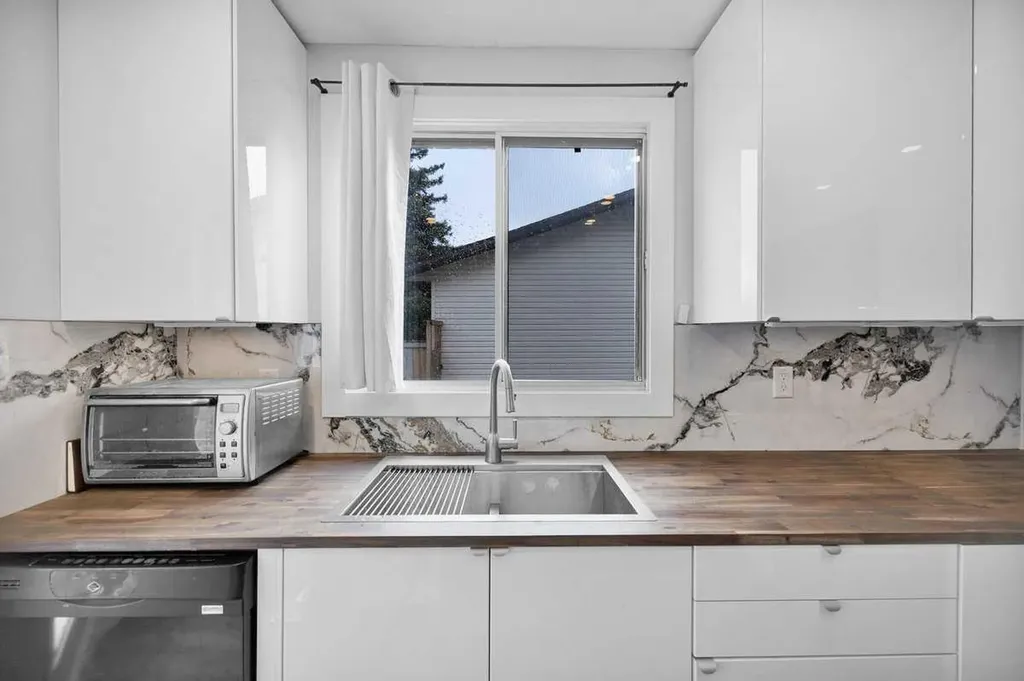 22 Sandstone Crescent SE Airdrie AB T4B 1T5
