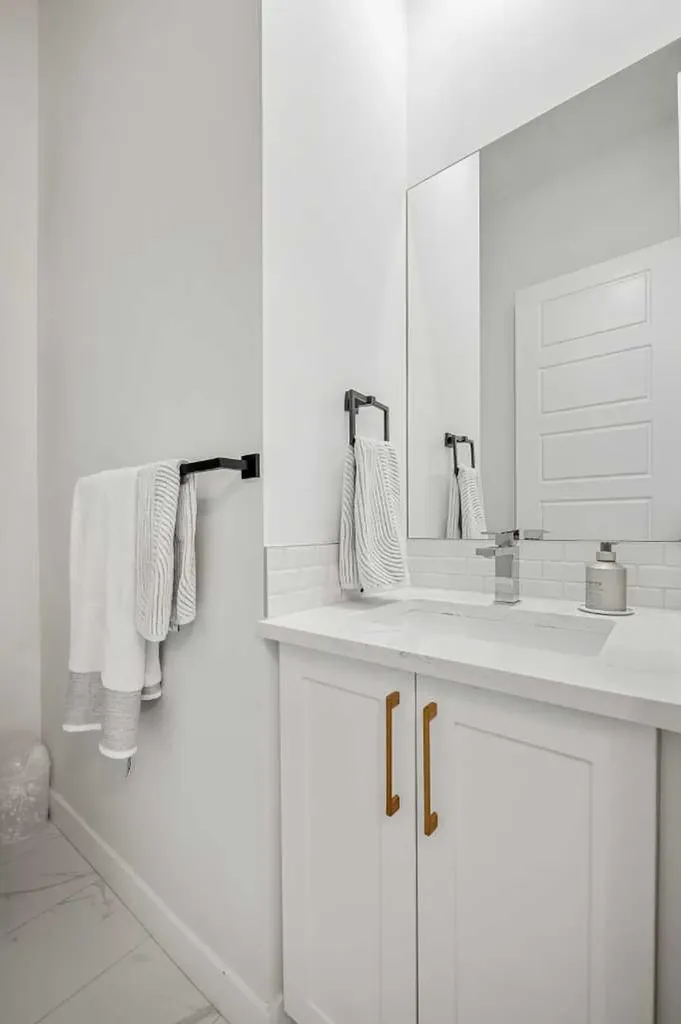 1303 18 Avenue NW Calgary AB T2M 0W5