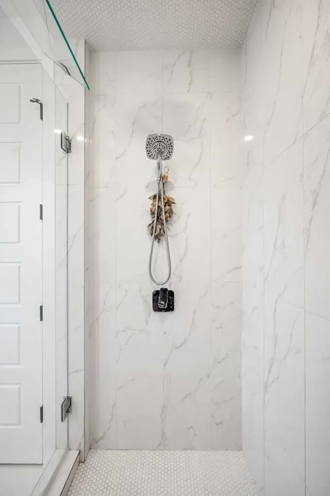 1303 18 Avenue NW Calgary AB T2M 0W5
