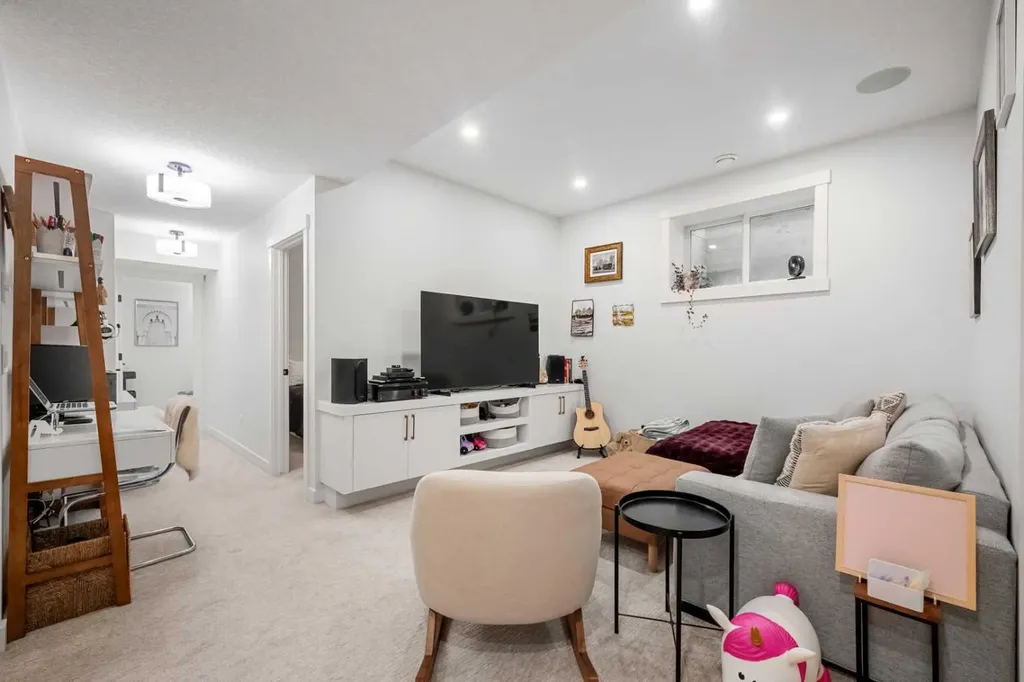 1303 18 Avenue NW Calgary AB T2M 0W5