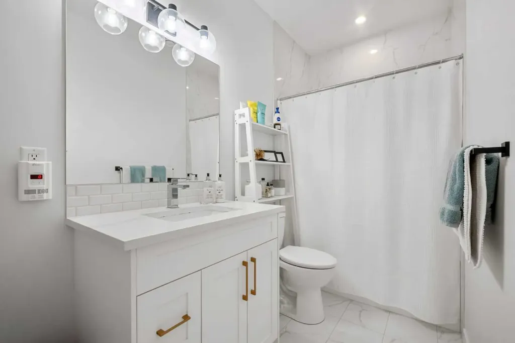 1303 18 Avenue NW Calgary AB T2M 0W5