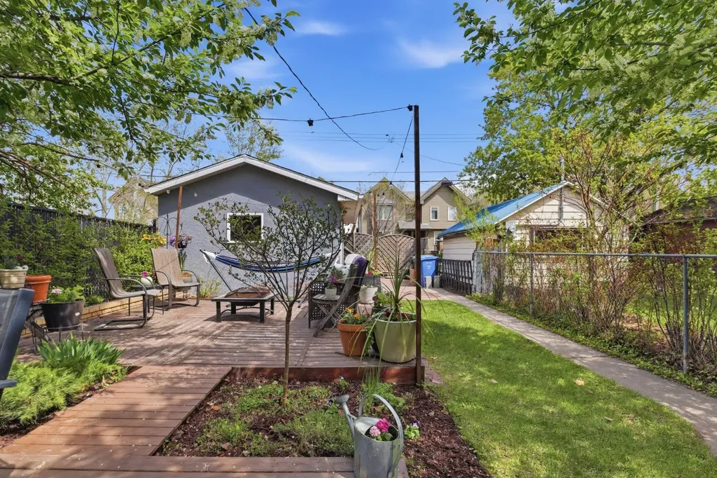 2912 17 Street SE Calgary AB T2G 3W3