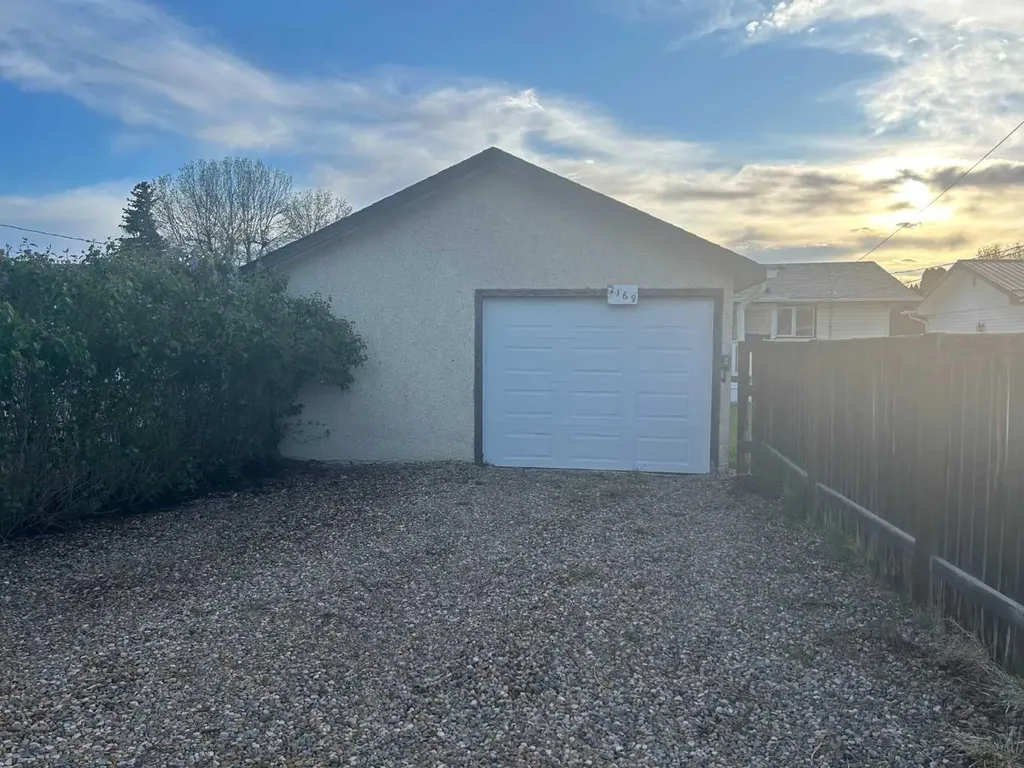 2169 20 Avenue SE Medicine Hat AB T1A 3X8