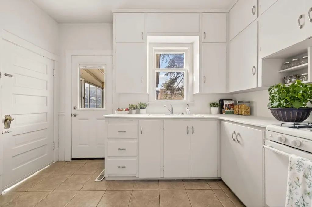 317 21 Avenue SW Calgary AB T2S 0G7