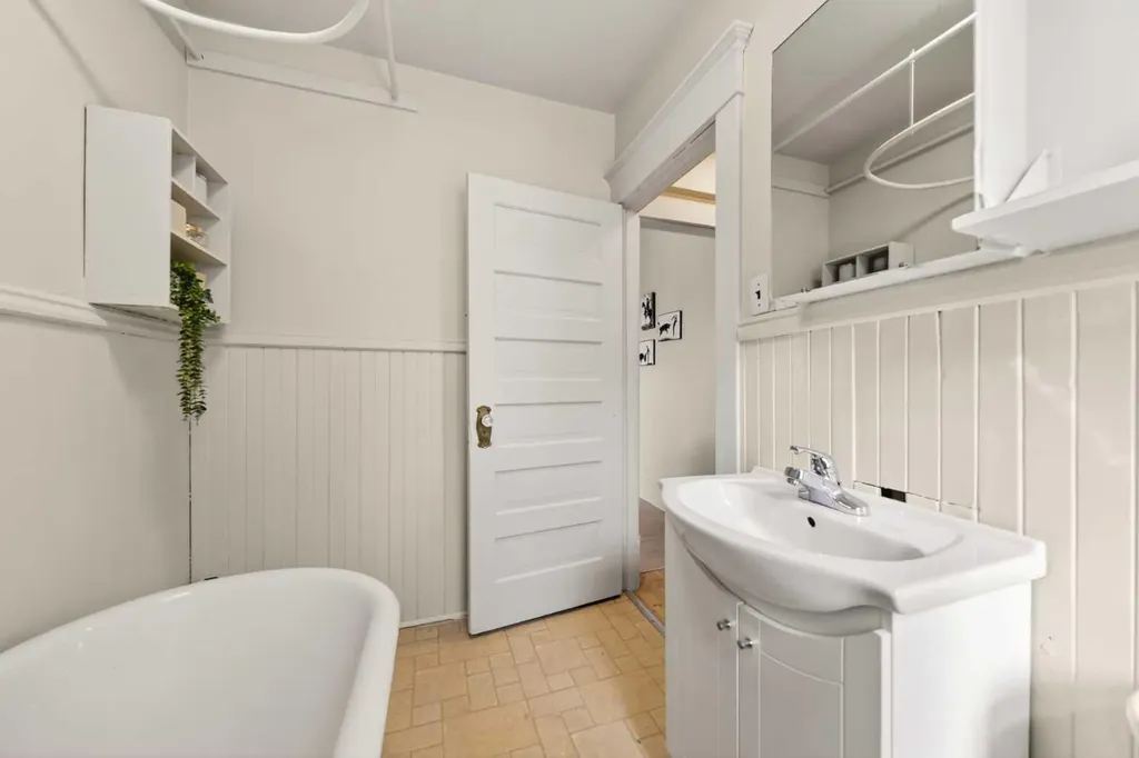 317 21 Avenue SW Calgary AB T2S 0G7