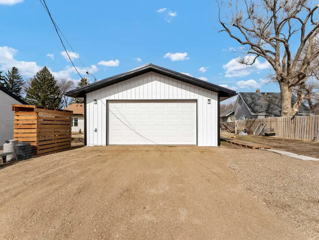 167 12 Street SE Medicine Hat AB T1A 1V1