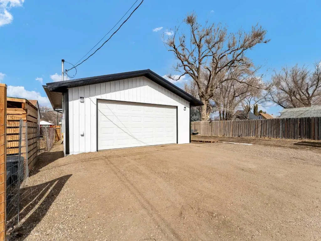 167 12 Street SE Medicine Hat AB T1A 1V1
