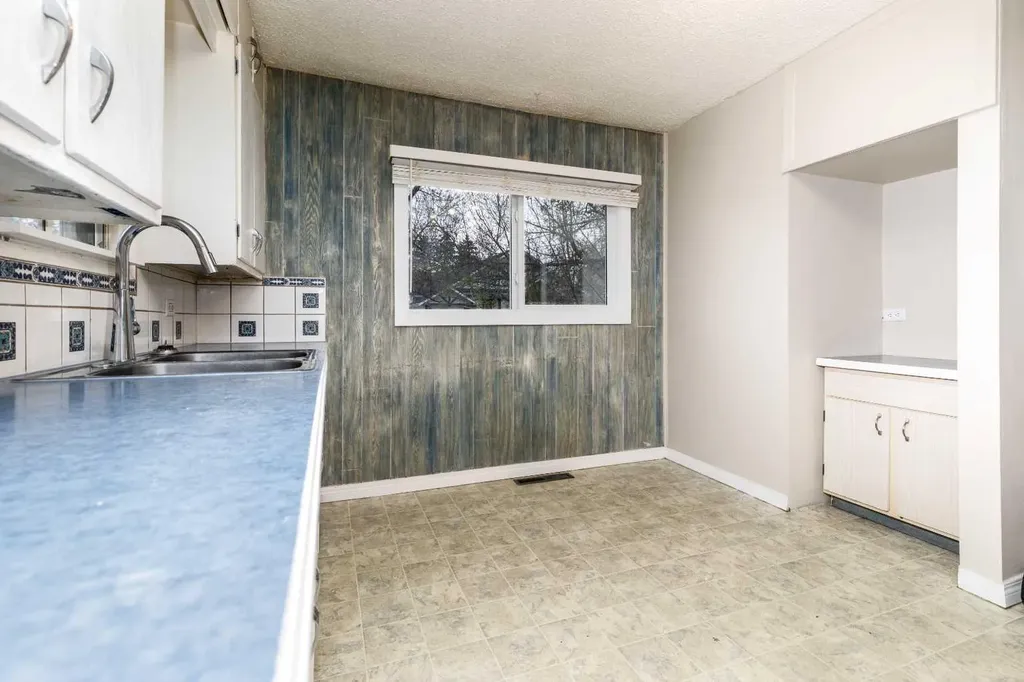 3905 46 Street Red Deer AB T4J1B5
