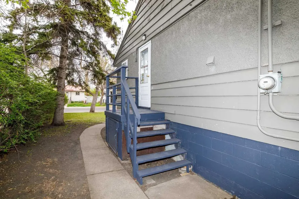 3905 46 Street Red Deer AB T4J1B5