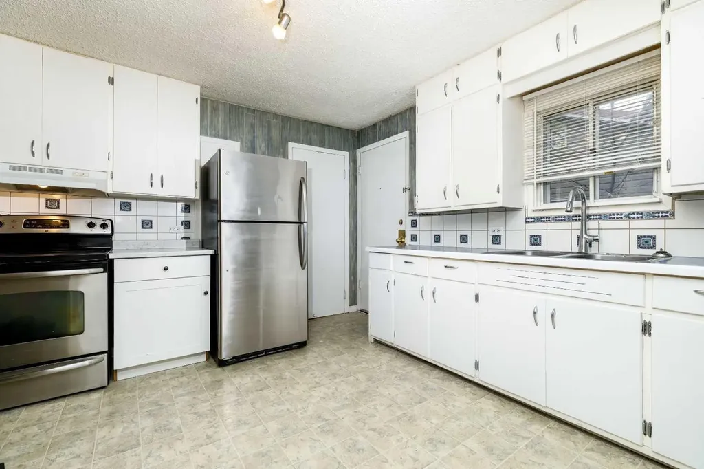 3905 46 Street Red Deer AB T4J1B5