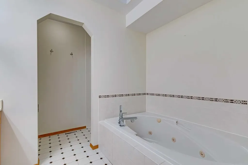 268 Mt Brewster Circle SE Calgary AB t2z3j2