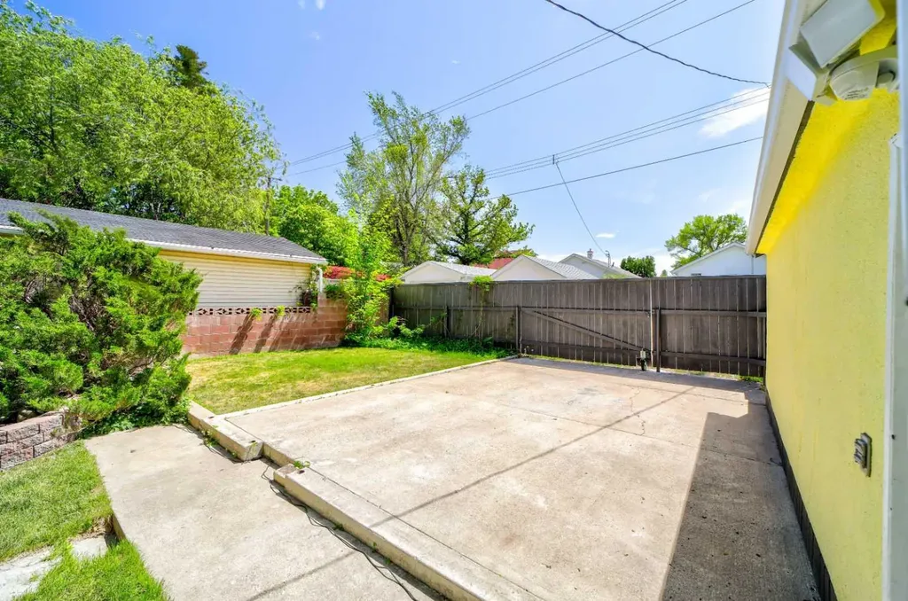 1236 8a Avenue S Lethbridge AB T1J1S5