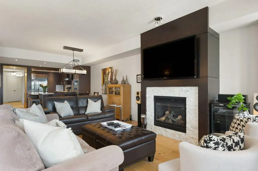 110 7 Street SW Calgary AB T2P 5M9