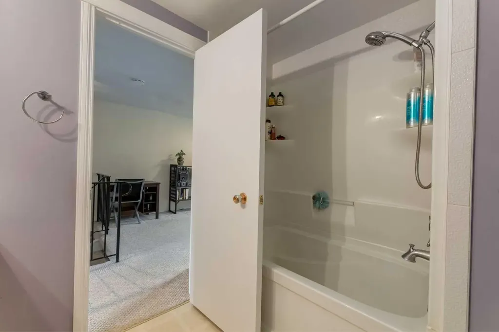 5019 46 Avenue SW Calgary AB T3E 6R1
