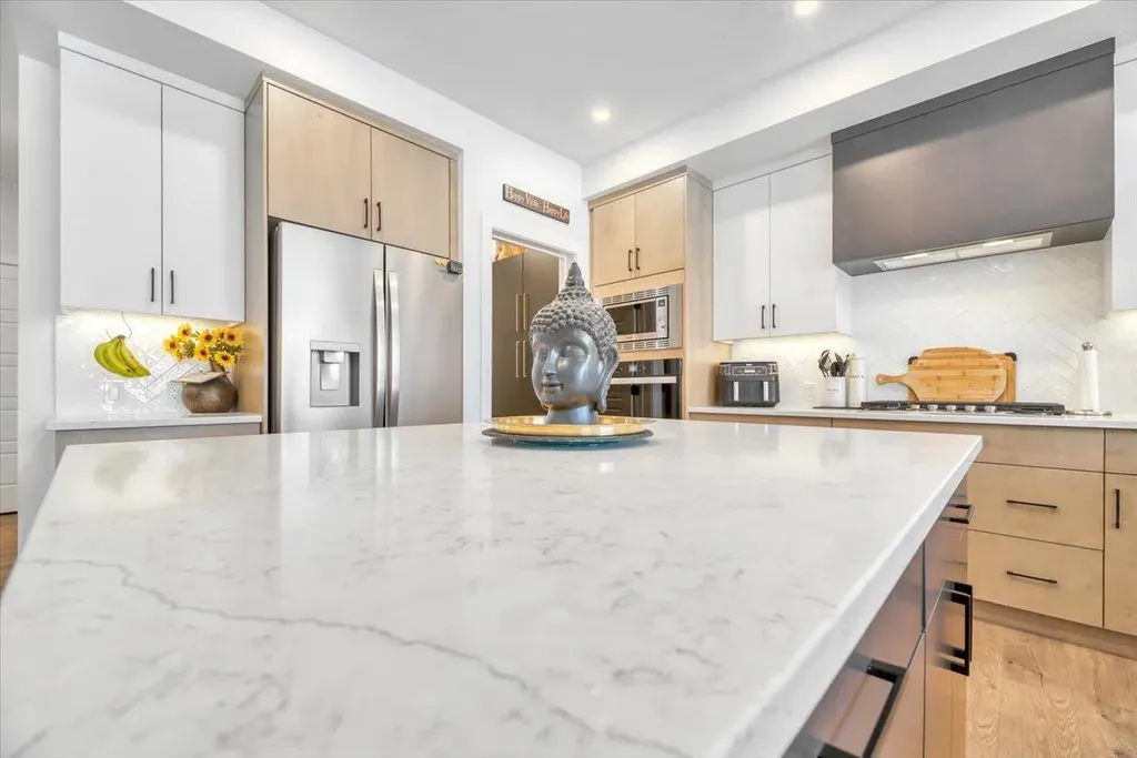77 Versant Point SW Calgary AB T2Z 0Z5