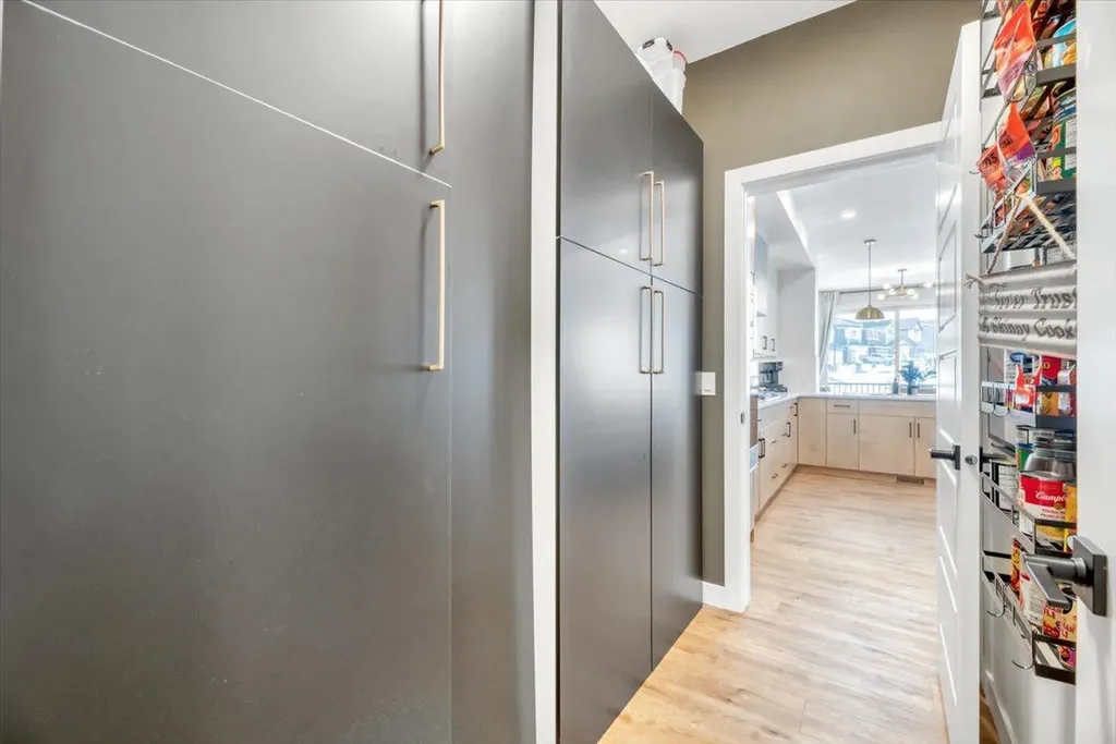 77 Versant Point SW Calgary AB T2Z 0Z5