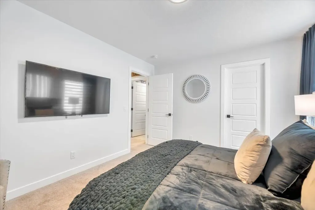 77 Versant Point SW Calgary AB T2Z 0Z5