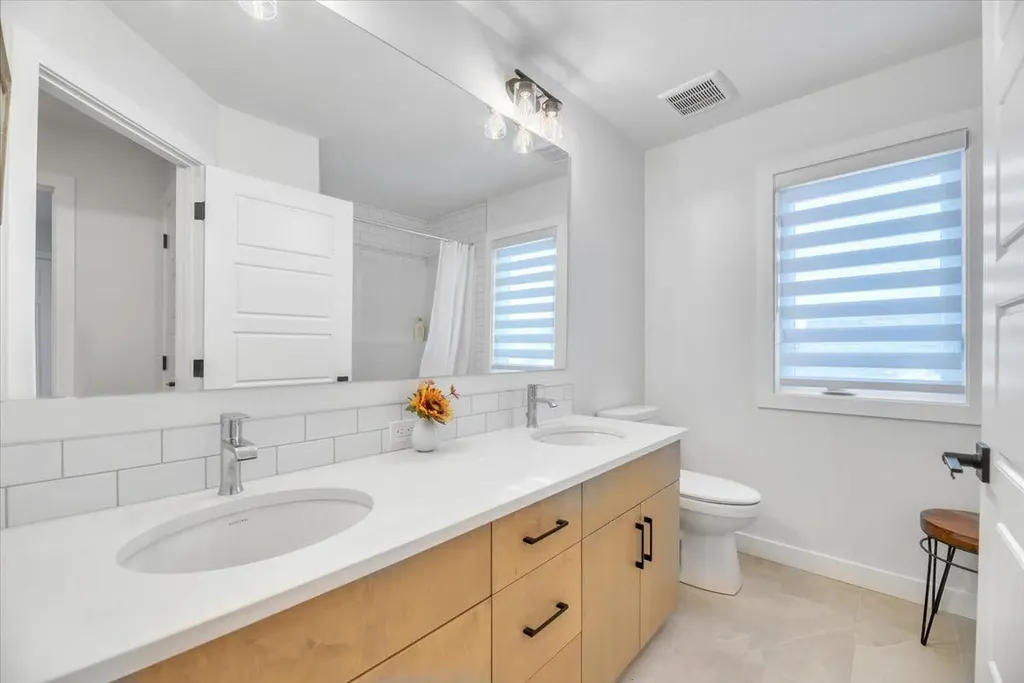77 Versant Point SW Calgary AB T2Z 0Z5