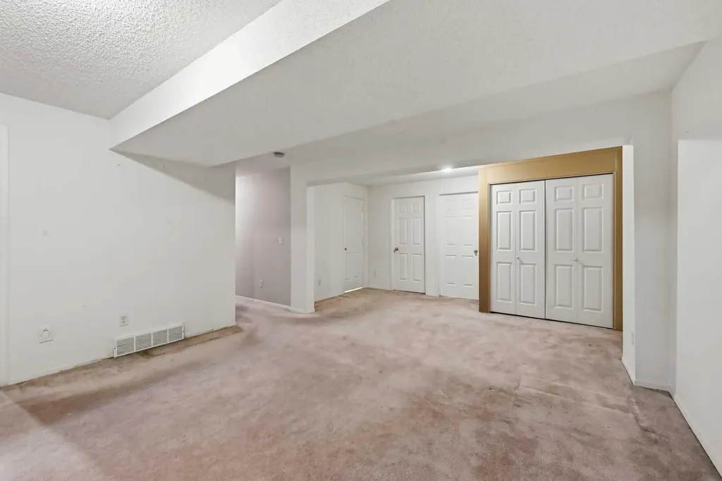 25 Tararidge Circle NE Calgary AB T3J 3W4
