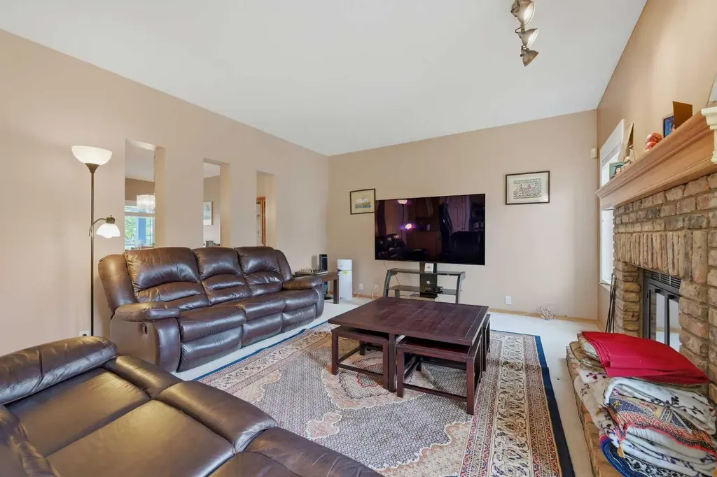 52 Edgebrook Rise NW Calgary AB T3A 4Z9
