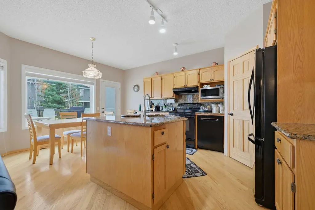 52 Edgebrook Rise NW Calgary AB T3A 4Z9