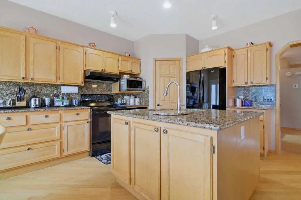 52 Edgebrook Rise NW Calgary AB T3A 4Z9