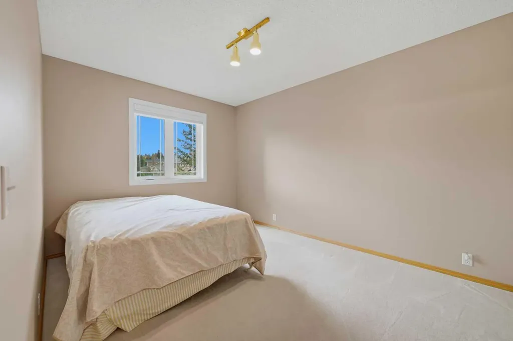 52 Edgebrook Rise NW Calgary AB T3A 4Z9