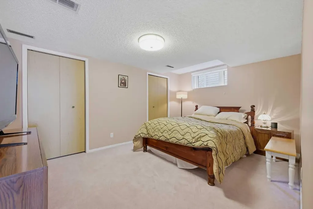 52 Edgebrook Rise NW Calgary AB T3A 4Z9