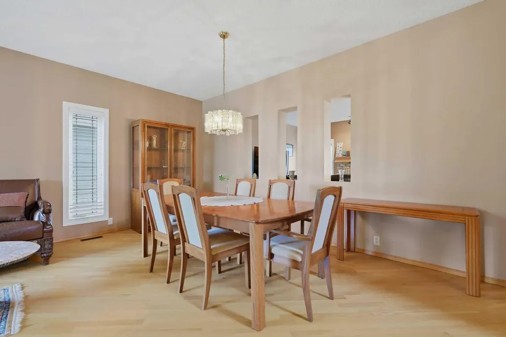 52 Edgebrook Rise NW Calgary AB T3A 4Z9