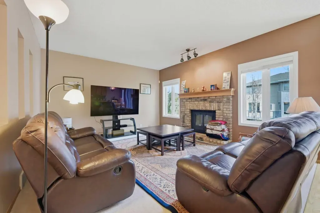 52 Edgebrook Rise NW Calgary AB T3A 4Z9