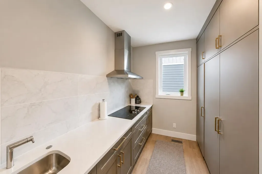 148 Crestridge Terrace SW Calgary AB T3B6K5