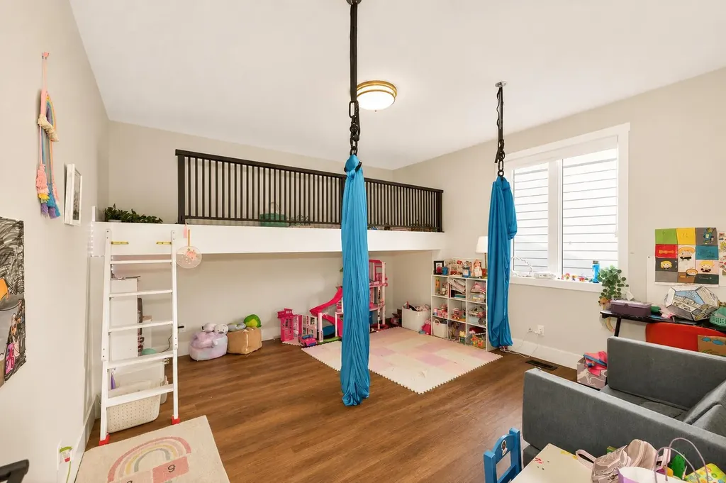 148 Crestridge Terrace SW Calgary AB T3B6K5