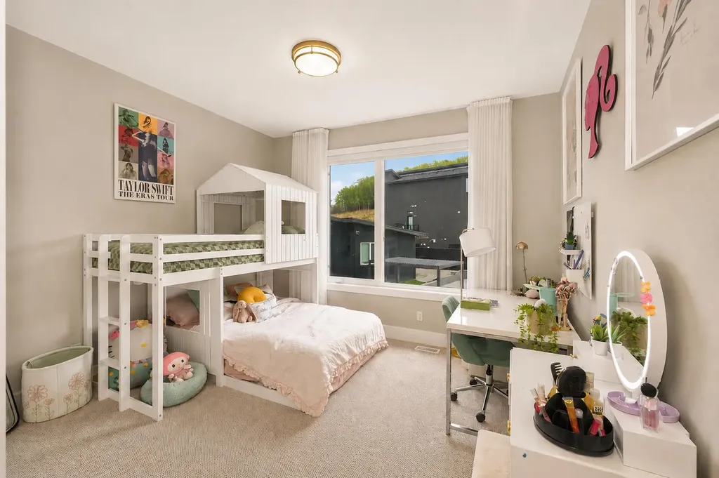 148 Crestridge Terrace SW Calgary AB T3B6K5