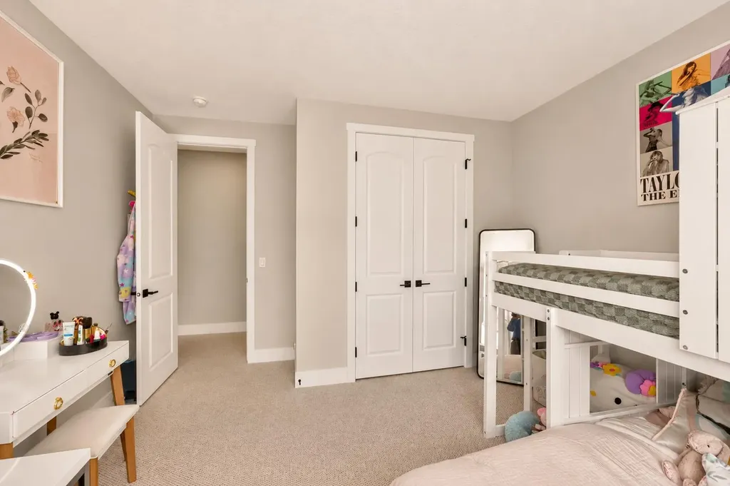 148 Crestridge Terrace SW Calgary AB T3B6K5