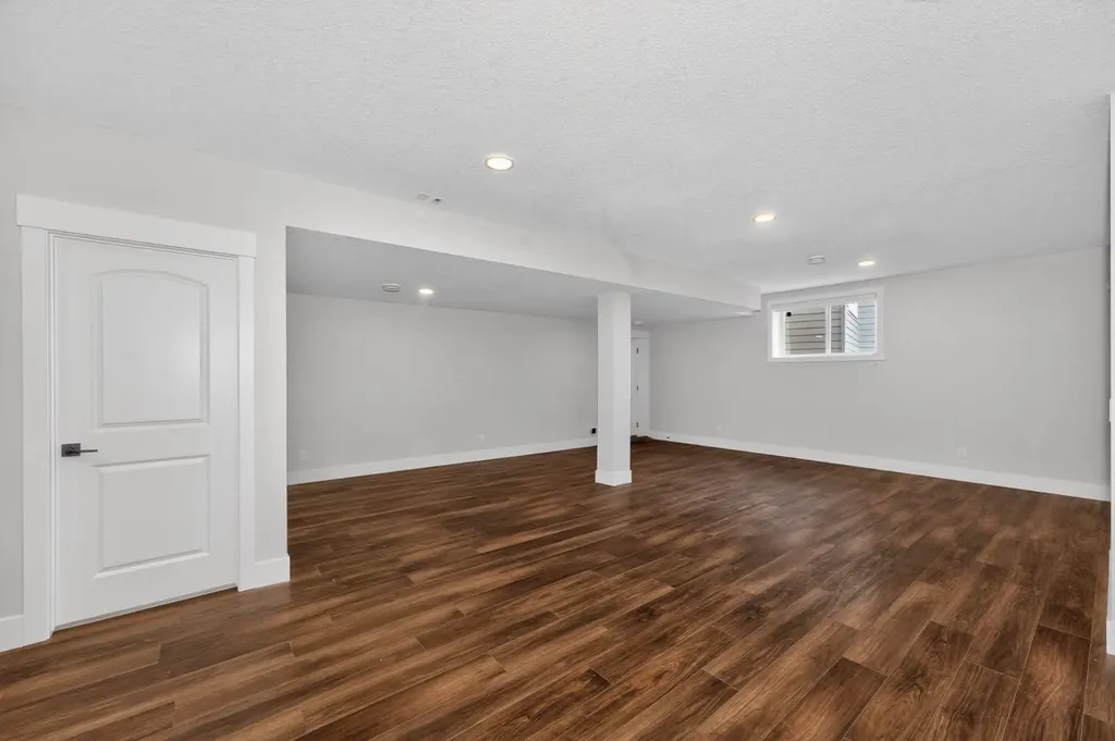 148 Crestridge Terrace SW Calgary AB T3B6K5