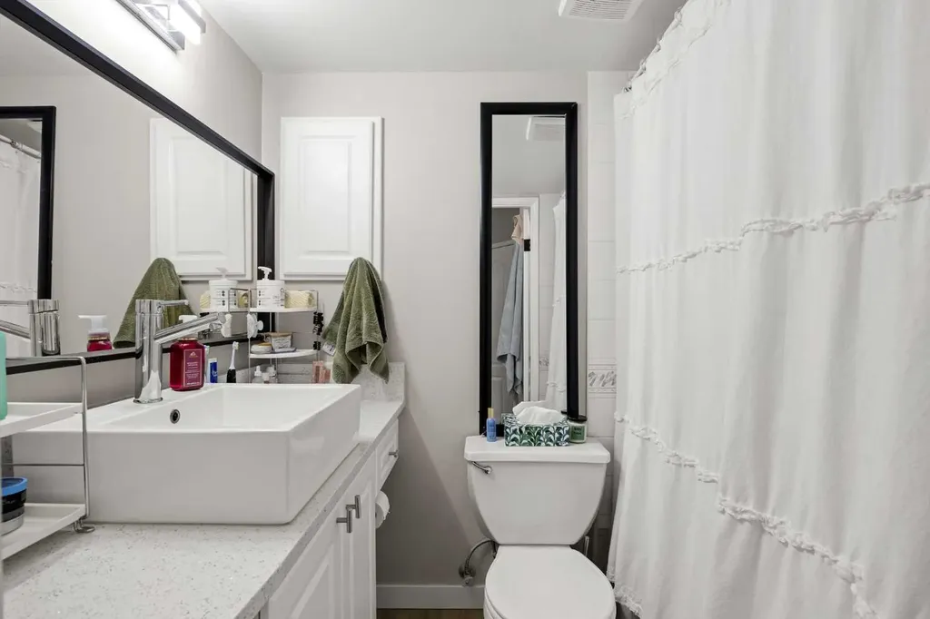 1328 13 Avenue SW Calgary AB T3C 0T3