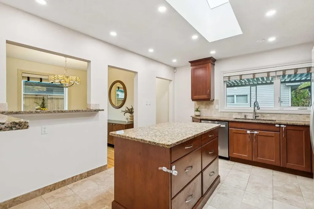 308 99 Avenue SE Calgary AB T2J 0J2
