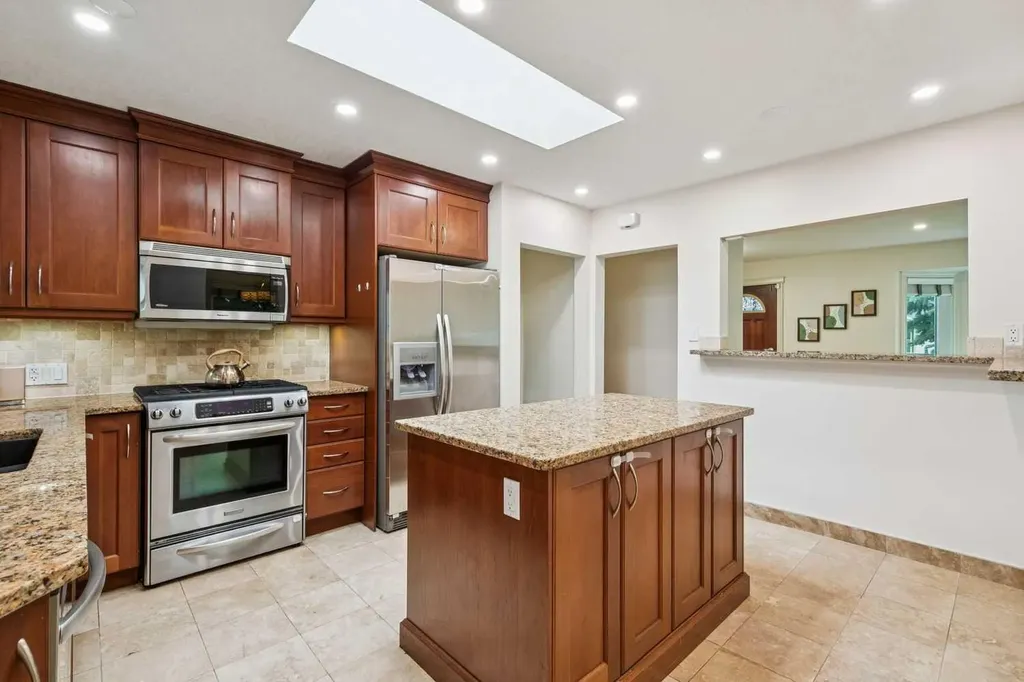 308 99 Avenue SE Calgary AB T2J 0J2