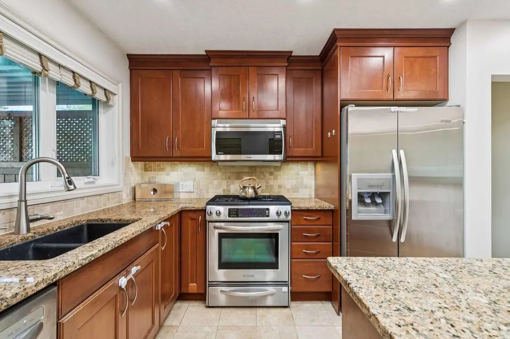 308 99 Avenue SE Calgary AB T2J 0J2