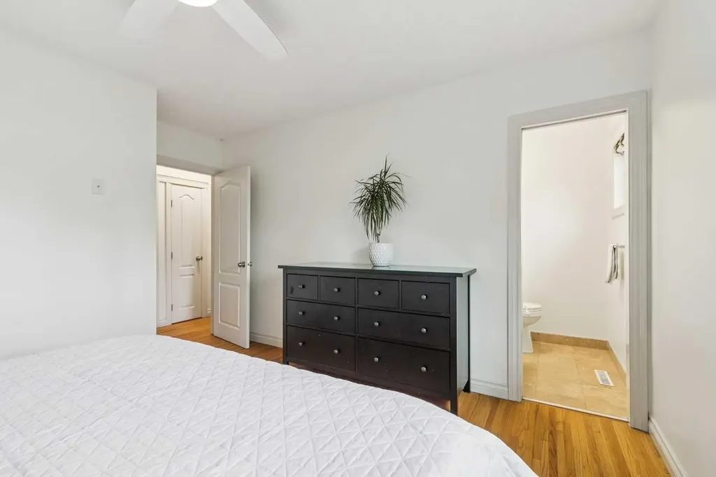 308 99 Avenue SE Calgary AB T2J 0J2