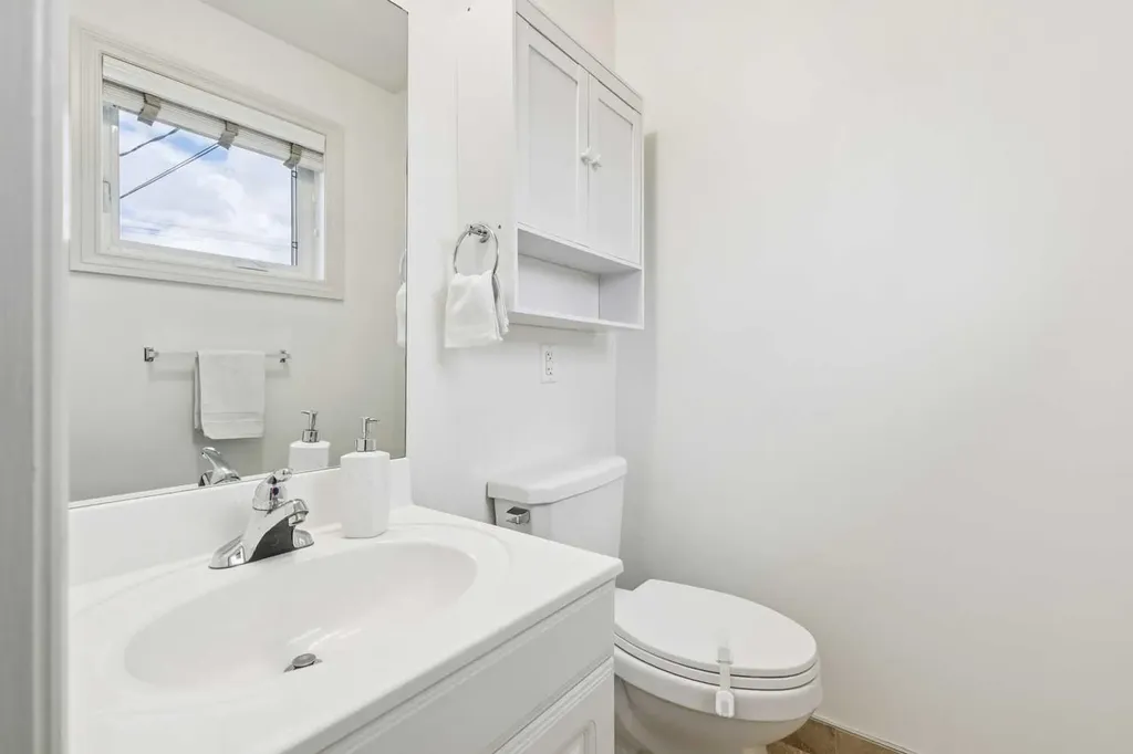 308 99 Avenue SE Calgary AB T2J 0J2