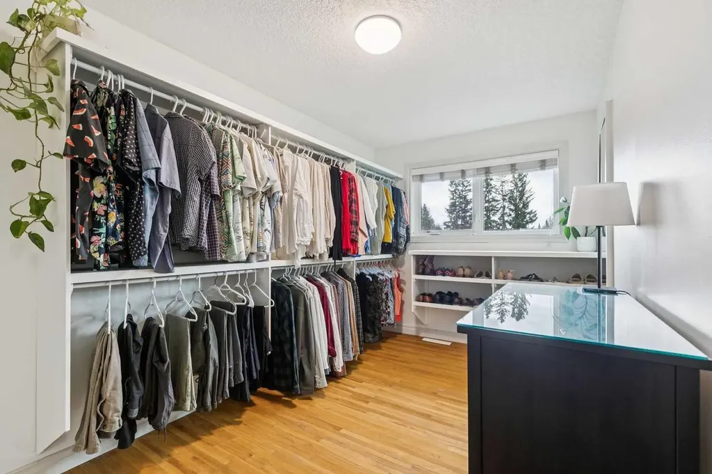308 99 Avenue SE Calgary AB T2J 0J2