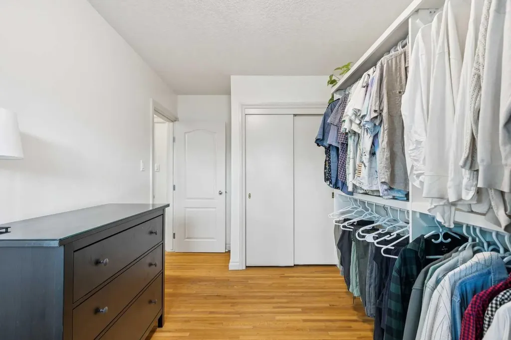 308 99 Avenue SE Calgary AB T2J 0J2